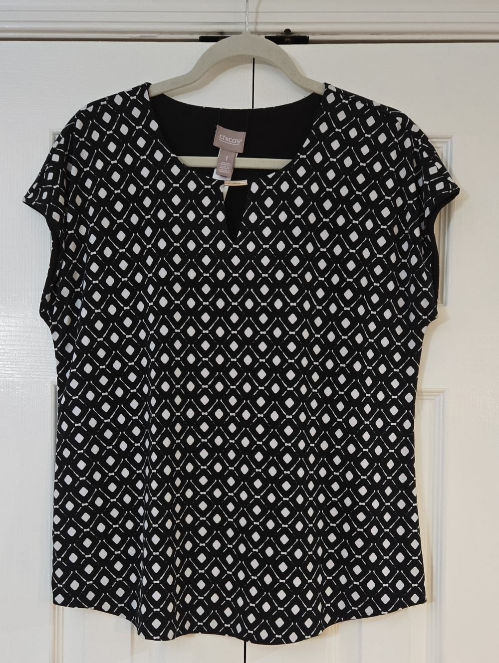 Chico's Black & White Geometric Keyhole Cap-Sleeve Top
